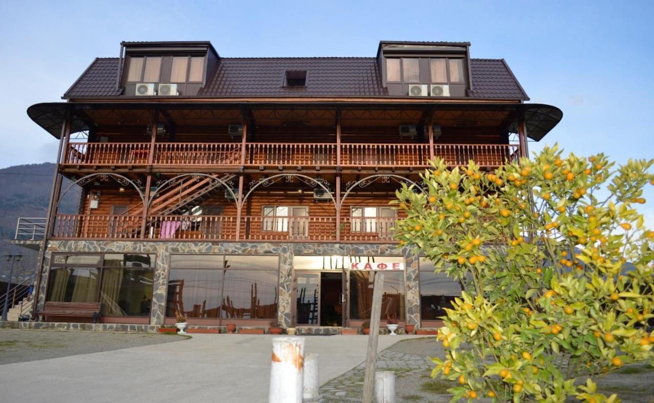 Абхазская Усадьба Hotel Gagra Exterior foto