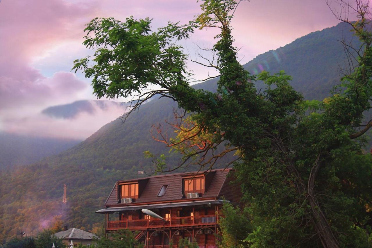 Абхазская Усадьба Hotel Gagra Exterior foto