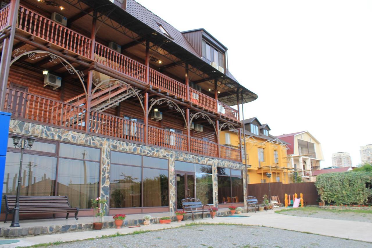 Абхазская Усадьба Hotel Gagra Exterior foto