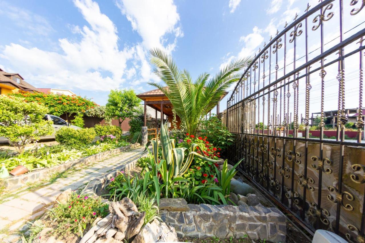 Абхазская Усадьба Hotel Gagra Exterior foto